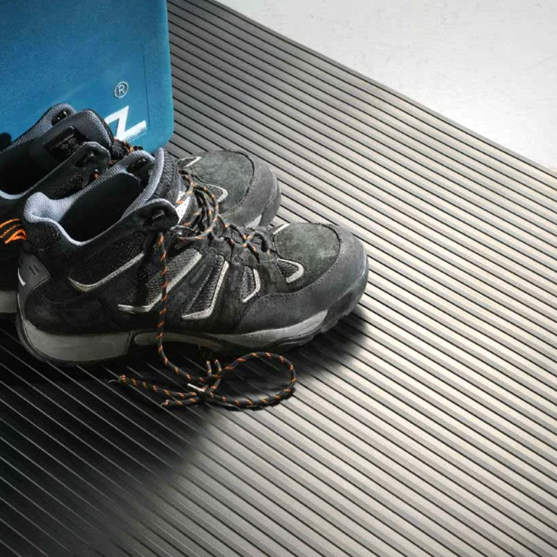 Tapis en caoutchouc nervuré large